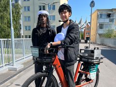 Kaled Buraale (vänster) och Erik Karlsson (höger) är två av de unga sommarjobbare som har testat den nya AI-tekniken för att mäta skräp.