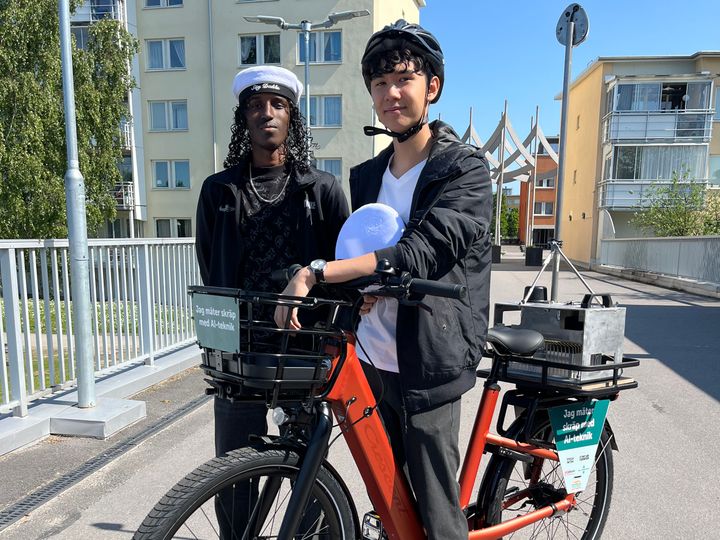 Kaled Buraale (vänster) och Erik Karlsson (höger) är två av de unga sommarjobbare som har testat den nya AI-tekniken för att mäta skräp.