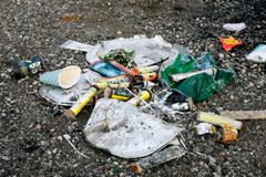 Hälften av alla svenskar irriterar sig på kvarlämnade fyrverkerirester och nära fyra av tio stör sig på skräpiga champagneflaskor, ölburkar och korkar.