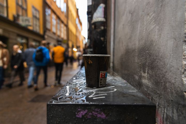 Från och med 1 januari 2026 kan du sortera dina använda engångsmuggar, plastpåsar och godispapper direkt på stan genom kommunernas nya Sorteringspunkter.