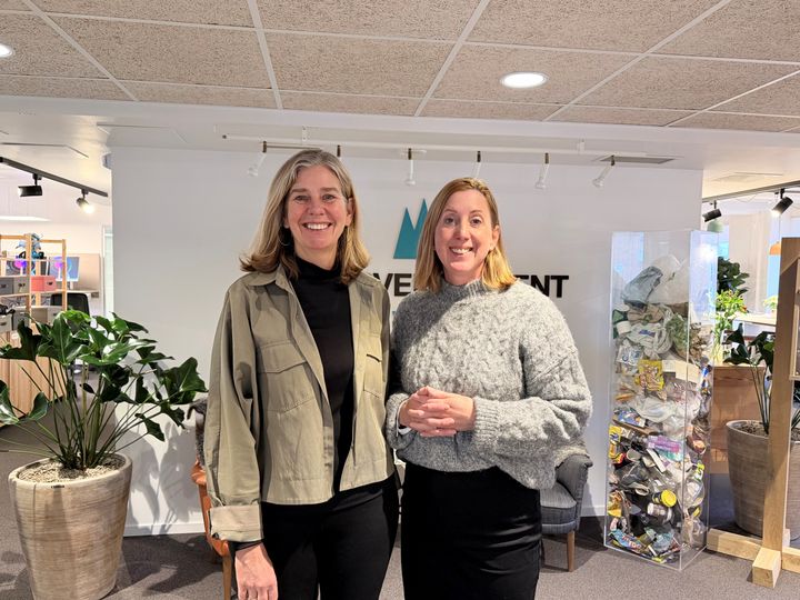 Josefin Carlring (höger) är ny vd för Håll Sverige Rent och efterträder Johanna Ragnartz (vänster), som går i pension.