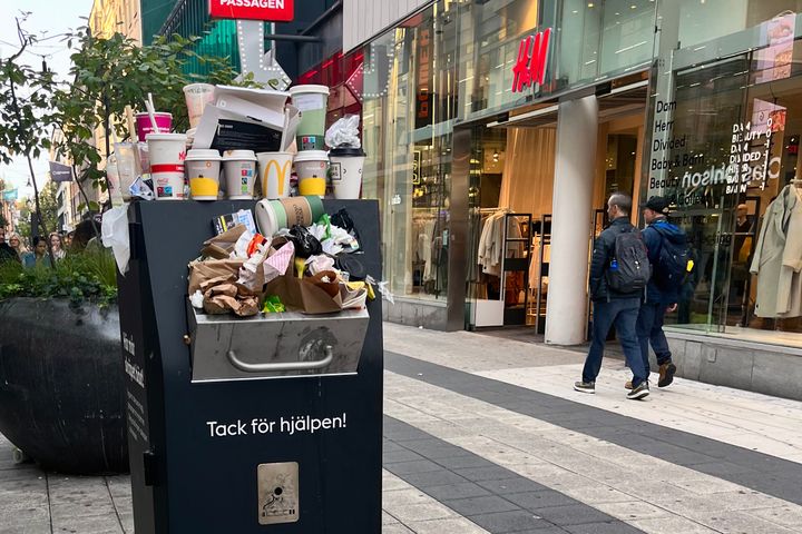 Knappt 1 av 10 takeaway-kunder blir erbjudna ett återanvändbart alternativ till mat eller dryck, trots att det är lag sedan två år tillbaka.