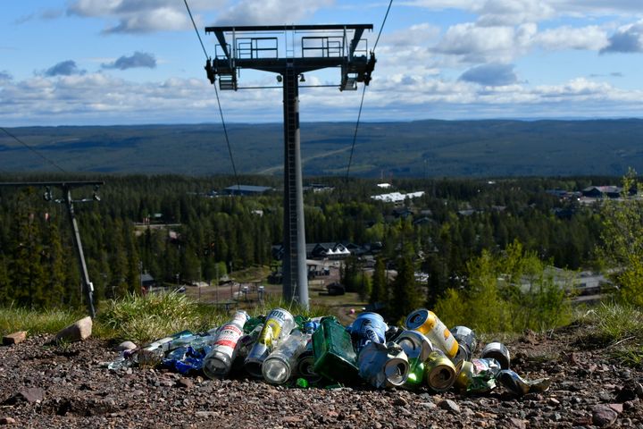 När snön smälter i svenska skidorter blir det tydligt hur mycket skräp som lämnas kvar i naturen.