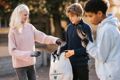 Under våren går hundratusentals barn ut och gör en gemensam insats mot skräpet.