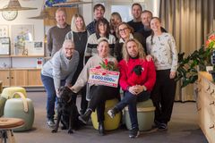 Håll Sverige Rent får 8 miljoner kronor av Svenska Postkodlotteriet för att genomföra drömprojektet Fan-tass-tiska perspektiv. Josefin Carlring, vd på Håll Sverige Rent, tar emot check och blommor.