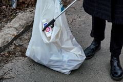 Samhällsstäd sker i samverkan med kommuner, som anvisar områden där städning behövs, och Håll Sverige Rent tillhandahåller material som västar och säckar.