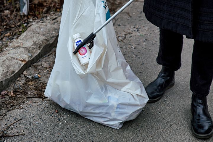 Samhällsstäd sker i samverkan med kommuner, som anvisar områden där städning behövs, och Håll Sverige Rent tillhandahåller material som västar och säckar.