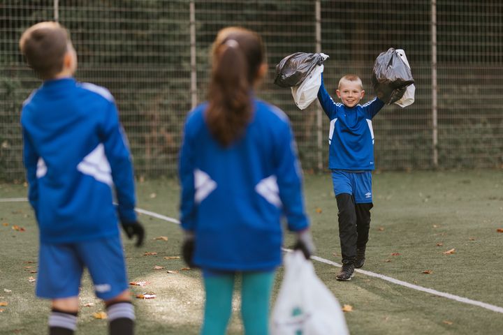 Nästan var tredje barn i Sverige deltar i skräpplockning genom Skräpplockardagarna.