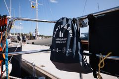 Under sommaren delas pantpåsar ut till skärgårdsbesökare.