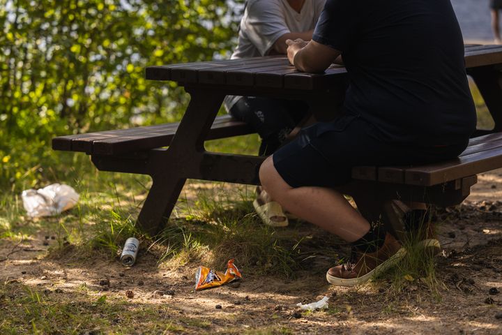 Den som skräpar ner i Sverige kan behöva böta 800 kronor.