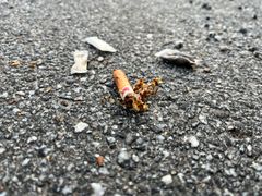 Nio av tio nikotinanvändare tycker att man ska få böter för att slänga fimpar, snus och vejps på marken.