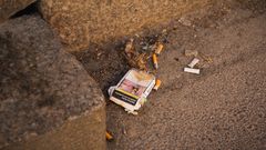 De som röker, snusar eller vejpar erkänner i högre grad än andra att de skräpat ner under det senaste året.