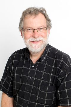 Gunnar Isacsson, ekolog och jägmästare, har skrivit den nya boken om granbarkborren.