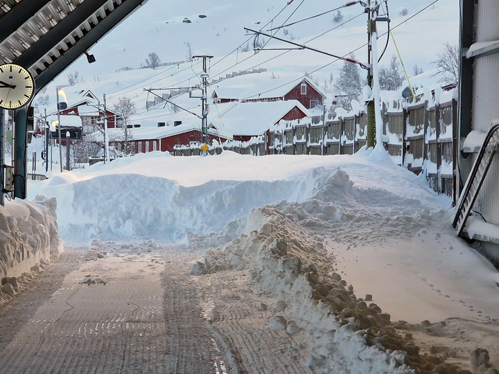 Snömängden i området för återställningen gör att prognosen skjuts fram.
