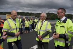 Projektchef Daniel Svensson, Kung XVI Gustaf och infrastrukturminister Andreas Carlson vid ceremonin för återinvigningen av E6.