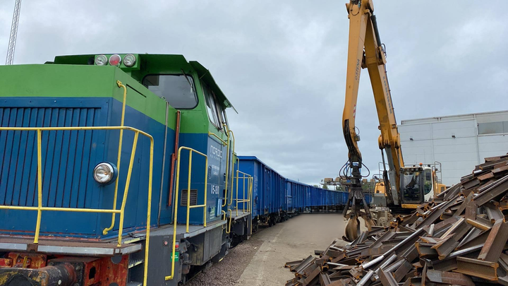 Lastning av räl för färd med tåg Foto Trafikverket