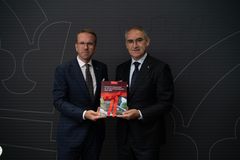 Andreas Carlsson, bostads- och infrastrukturminister, Roberto Maiorana, generaldirektör Trafikverket. Nationell plan för transportinfrastrukturen 2026-2037 Foto: Andreas Gärdnert