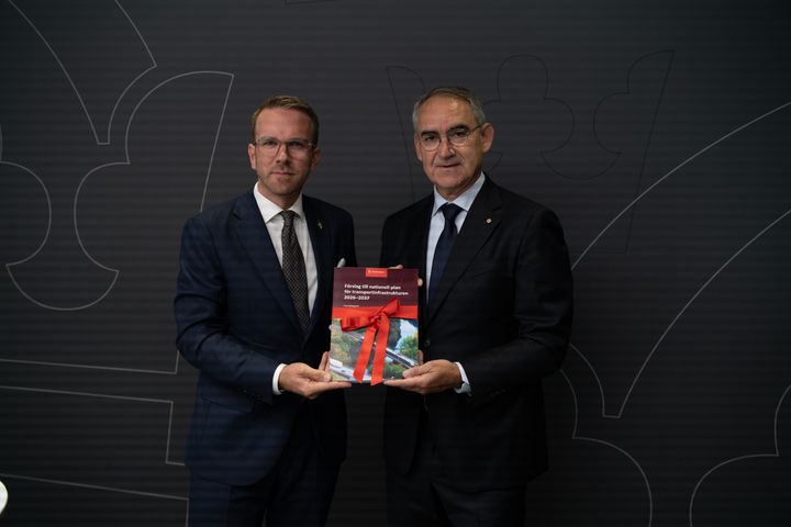 Andreas Carlsson bostads och infrastrukturminister, Roberto Maiorana generaldirektör Trafikverket, nationell plan för transportinfrastrukturen 2026-2037. Foto: Andreas Gärdnert