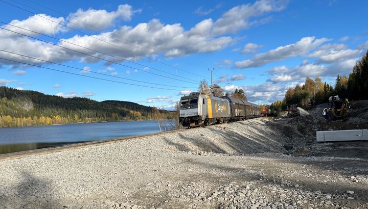 Första tåget passerar Skorped efter urspårningen och återställningsarbetet