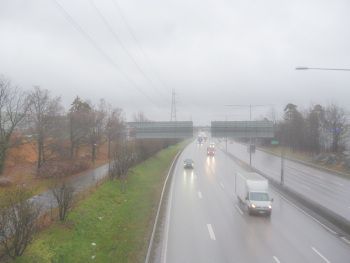 Bilar som kör på en väg med blixthalka