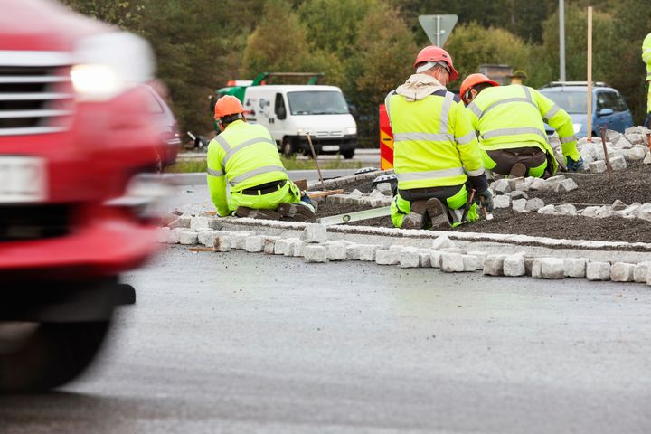 Vägarbete begränsar framkomligheten - kör varsamt