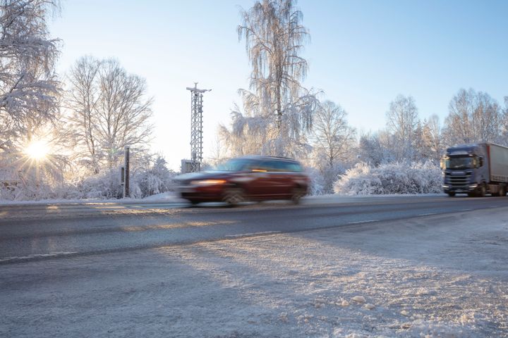 Väder är lokalt och temperaturen på vägens yta kan skifta snabbt, det innebär stora variationer i väglag. Foto: Jonas Fältman