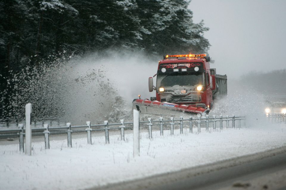 Ansträngt trafikläge på grund av snöväder i södra Sverige – omfattande insatser pågår
