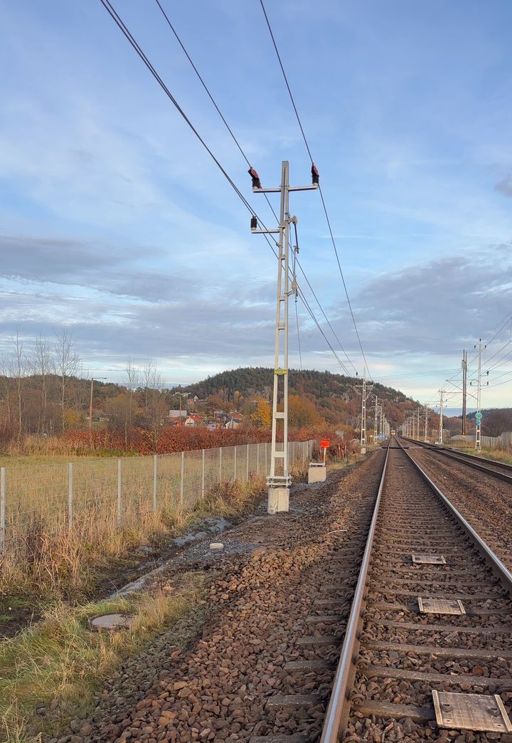 Trafikverket byter hela elkraftsanläggningen mellan Olskroken och Alingsås. Under hösten har Trafikverket arbetat mellan Partille och Lerum. Bild från Partille på nya fundament och kontaktledningsstolpar samt ny kontaktledning. Utöver detta har även transformatorer och dylik utrustning bytts ut.