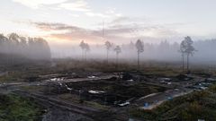 I samband med Ostlänkens anläggningsarbeten har det gjorts arkeologiska underökningar i Logsjömossen i Järna.