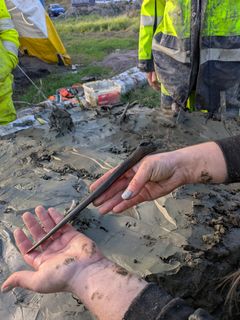 Arkeologerna hittade också en 25 centimeter lång bendolk, tillverkad av ben från älg eller kronhjort. Tack vare de goda bevaringsförhållandena ser dolken nästan nytillverkad ut.