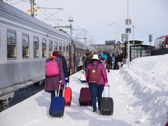 Resenärer på tågstation