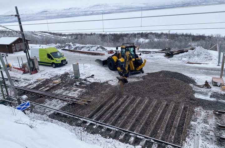 Sliprar läggs på plats vid återställningsarbetet på Malmbanan