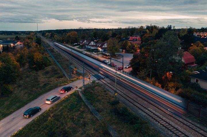 Järnvägen är säker, men plankorsningar innebär risker som vi arbetar systematiskt med att minska.  Foto: Stellan Stephenson