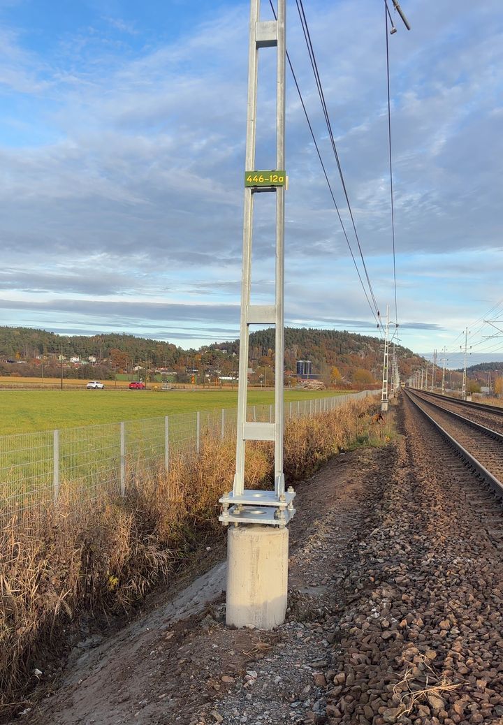 Den ny elkraftsanläggningen mellan Partille och Jonsered på Västra stambanan. Etappen blev färdig i december 2025.