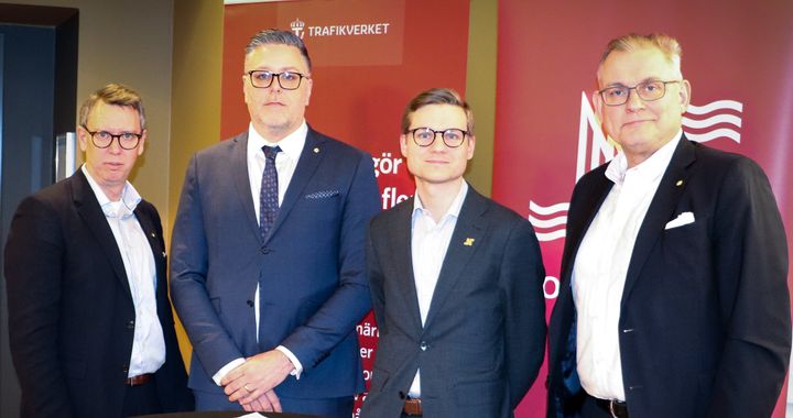 Från vänster: Olle Vikmång (S), kommunstyrelsens ordförande, Peter Bernström, regional direktör Sydöstra regionen, Trafikverket, Simon Johansson (M), kommunalråd och Magnus Sjöberg, programchef Ostlänken, Trafikverket.
