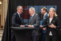 Roberto Maiorana, generaldirektör Trafikverket, Jose Antonio Jainaga, president Talgo,Andreas Carson, infrastrukturminiter, Cathrine Sandegren, kommunikationsdirektör, Trafikverket. Foto: Andreas Gärdnert.