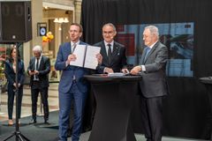Andreas Carlson, bostads- infrastrukturminister, Roberto Maiorana, generaldirektör Trafikverket, Jose Antonio Jainaga, president Talgo. Foto: Andreas Gärdnert.