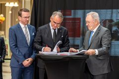 Andreas Carson, infrastrukturminiter, Roberto Maiorana, generaldirektör Trafikverket, Jose Antonio Jainaga, president Talgo. Foto: Andreas Gärdnert.