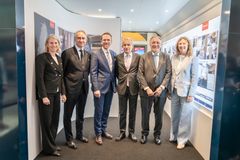 Cathrine Sandegren kommunikationsdirektör Trafikverket, Roberto Maiorana, generaldirektör Trafikverket, Andreas Carlson, bostads- infrastrukturminister, Luis Manuel Cuesta Civís , Spaniens ambassadör i Sverige,Jose Antonio Jainaga, president Talgo, Biljana Pehrsson, vd Jernhusen - inifrån nattågsmodellen. Foto: Andreas Gärdnert.