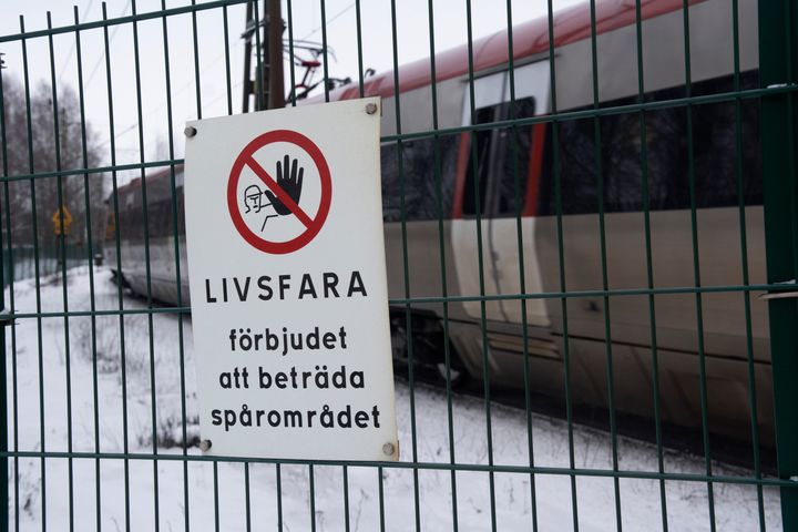 Att ta genvägar över spåren för att spara några sekunder kan få allvarliga konsekvenser och i värsta fall leda till dödsolyckor