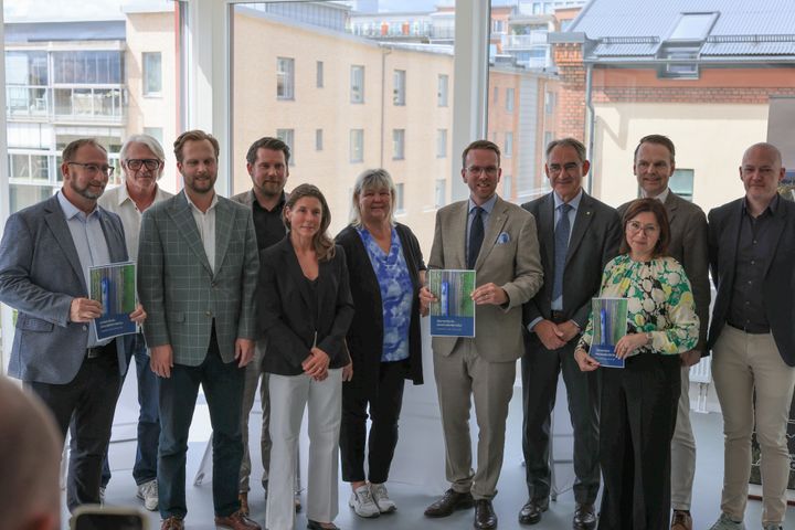 Genom en gemensam överenskommelsen stärks samarbetet för bästa möjliga förutsättningar för att bygga ut järnvägen mellan Hässleholm och Lund. Samverkansöverenskommelsen har signerats av Trafikverket, Region Skåne, Lunds kommun, Eslövs kommun, Höörs kommun, Hässleholms kommun, Malmö stad samt Länsstyrelsen Skåne.