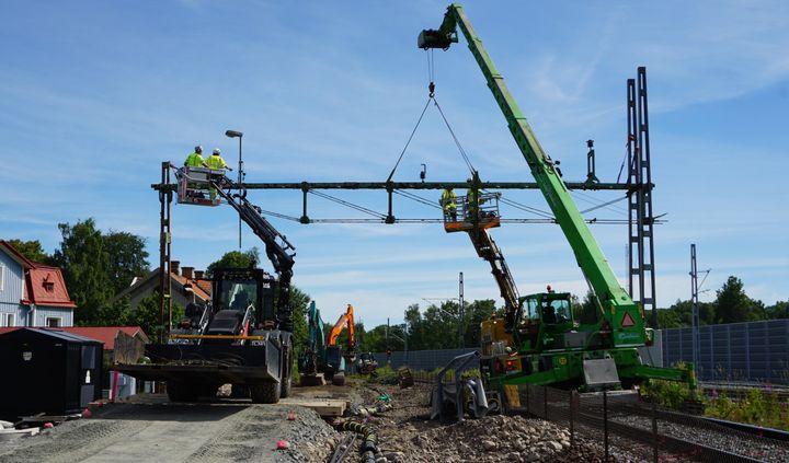 Rivning av gammal kontaktledningsbrygga i Lerum. Hela elkraftsanläggningen mellan Göteborg och Alingsås ska bytas ut.