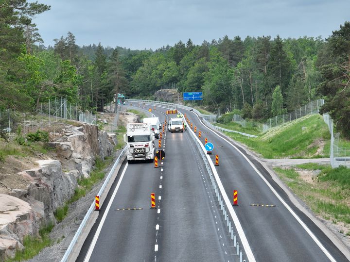 I sommar skulle projektet vara avslutat och vägen vara klar. Den nya tidplanen innebär att E22 blir klar under hösten 2026.