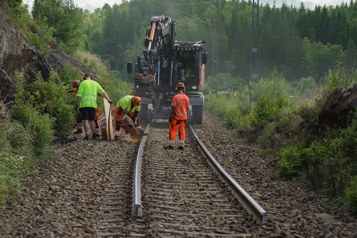 Återställningsarbetet av järnvägen har startat. Den 1 juli togs bland annat skadad räl och skadade sliprar bort.