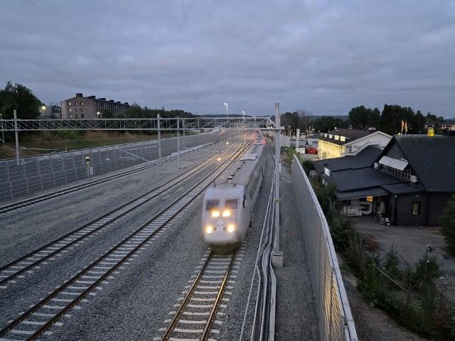 Det första X200-tåget på Västra stambanan mellan Göteborg och Alingsås som rullade mot Stockholm tidigt på morgonen den 17 augusti efter avstängningen åtta veckor.