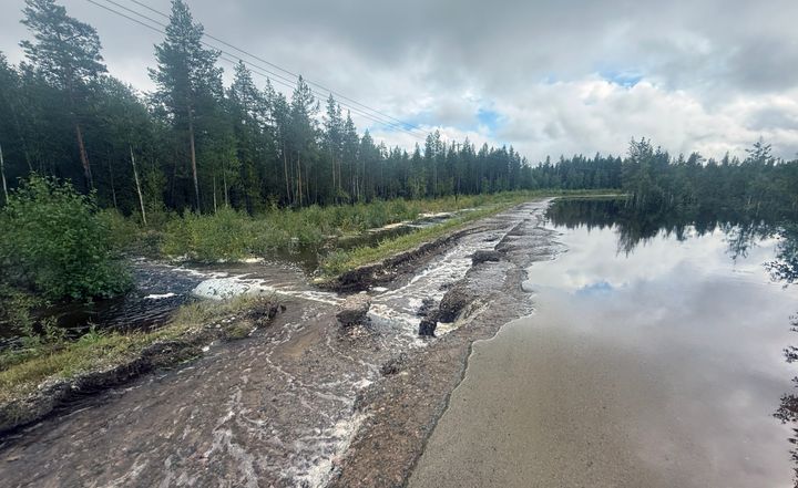 Översvämmad och förstörd väg som trafikverket ska återställa