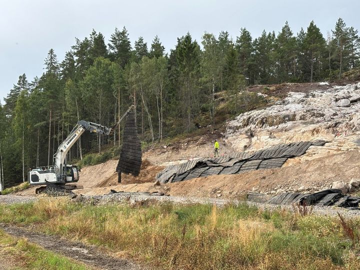 Under hösten fortsätter sprängningsarbetena samtidigt som byggtrafiken ökar och trafikanter kan märka av förändringar i flera områden.