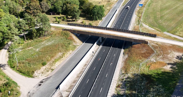 Etappen Hindsberg-Muggebo får två körfält i vardera riktningen och en hastighetsbegränsning på 100 km/h. Alla korsningar i plan byggs bort.