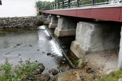Betongklack som försvårar för arter att ta sig förbi