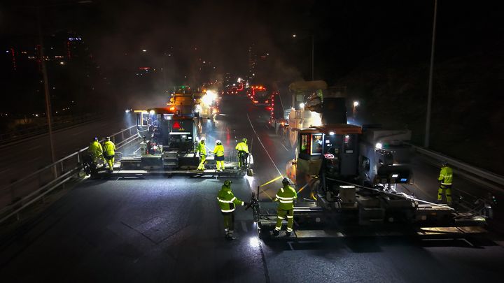 Det sparar tid och pengar när flera körfält asfalteras samtidigt nattetid på E6 mellan Olskroken och Kallebäck.